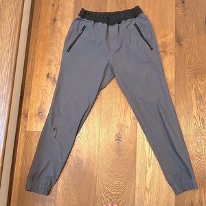 Lululemon Men’s Grey/Black Joggers Size M - small rip in knee